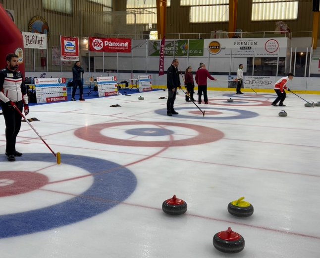 VINT EQUIPS EUROPEUS PARTICIPARAN AL 19è TROFEU INTERNACIONAL DE CÚRLING DE PUIGCERDÀ