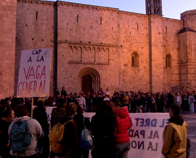  UNES 200 PERSONES RECLAMEN UN HABITATGE DIGNE A LA SEU D’URGELL